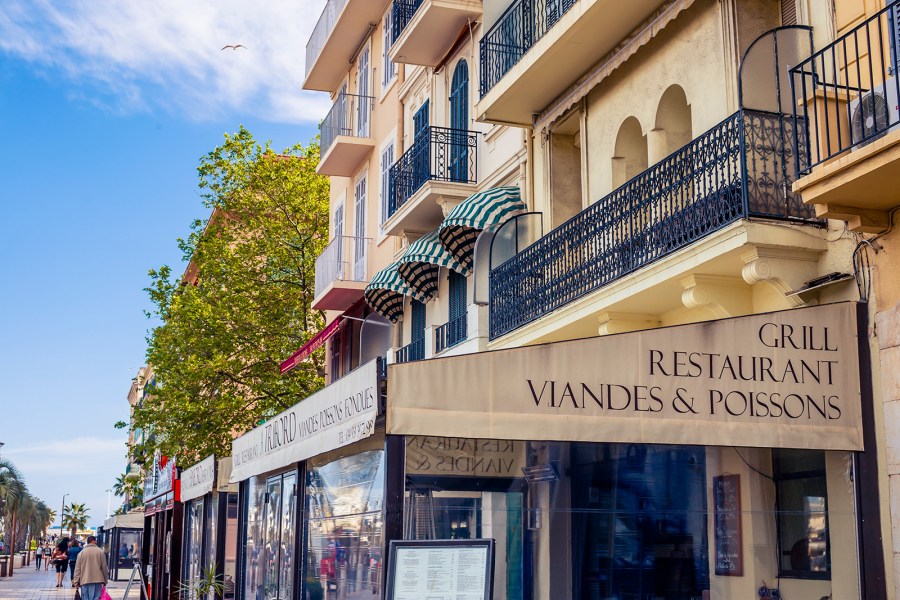 Restaurants along Cannes' harbour